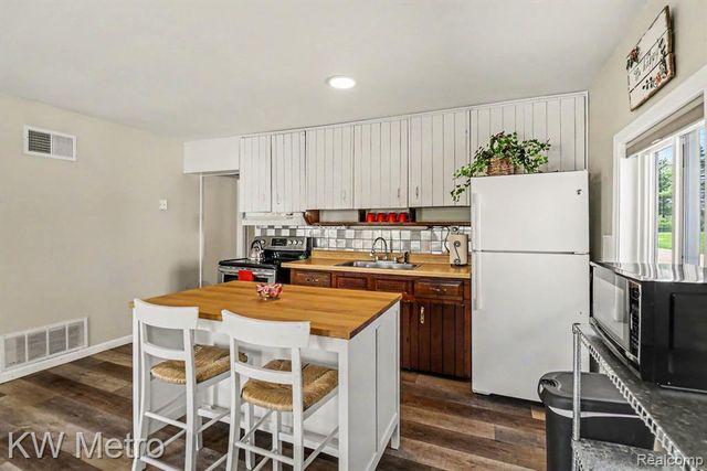 657 Dunleavy Drive, Highland, MI 48356