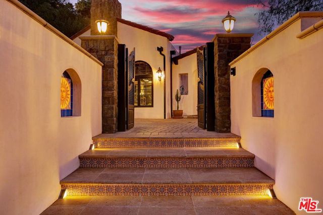 2570 Nichols Canyon Road, Los Angeles, CA 90046