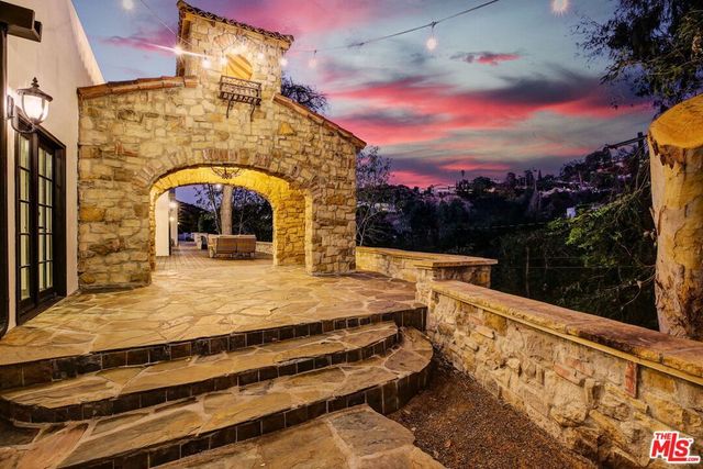 2570 Nichols Canyon Road, Los Angeles, CA 90046