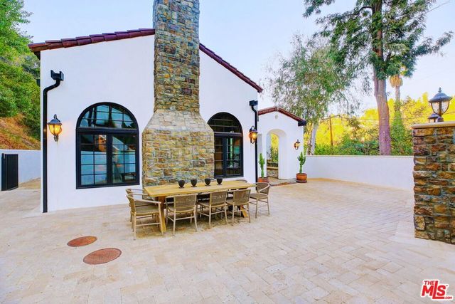 2570 Nichols Canyon Road, Los Angeles, CA 90046