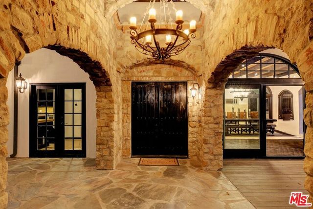 2570 Nichols Canyon Road, Los Angeles, CA 90046