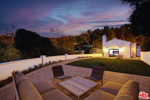 2570 Nichols Canyon Road, Los Angeles, CA 90046