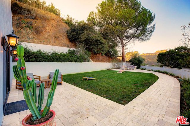 2570 Nichols Canyon Road, Los Angeles, CA 90046