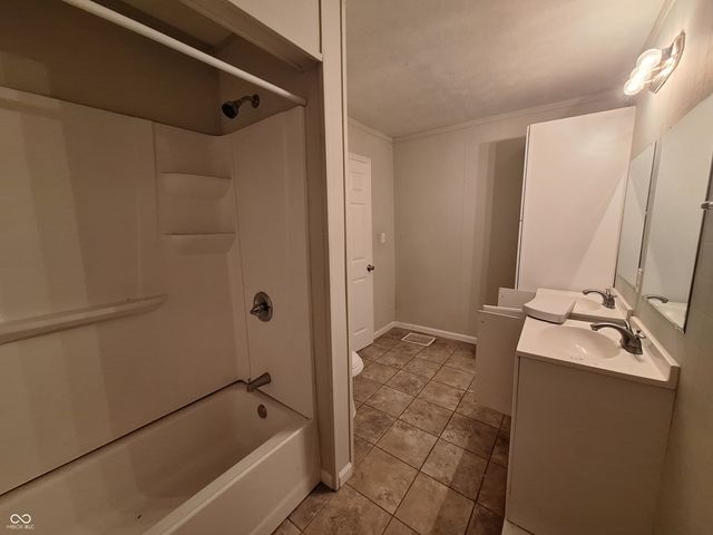 928 S A Street, Elwood, IN 46036