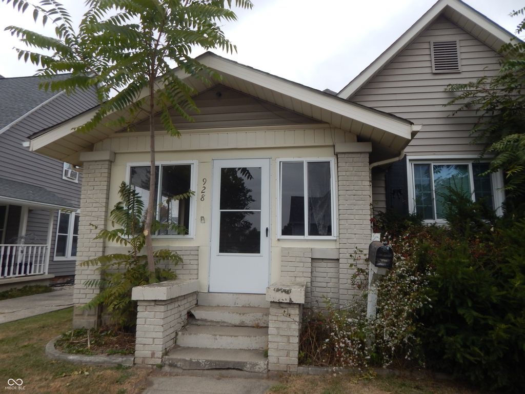 928 S A Street, Elwood, IN 46036