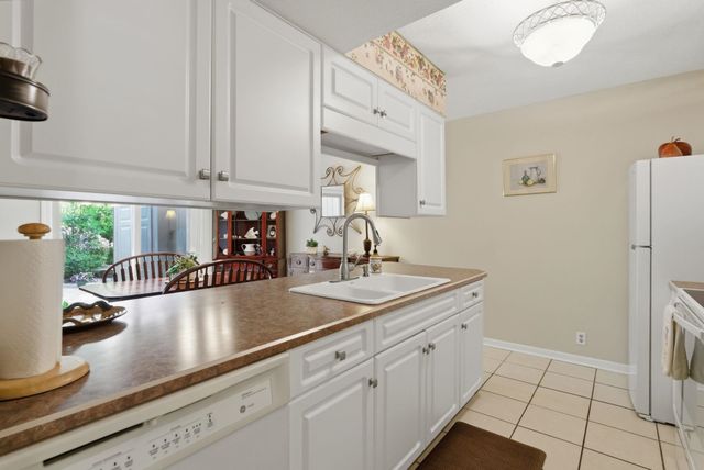 800 Egret Cir Apt 37, Little River, SC 29566