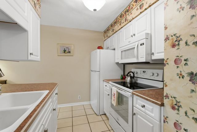 800 Egret Cir Apt 37, Little River, SC 29566