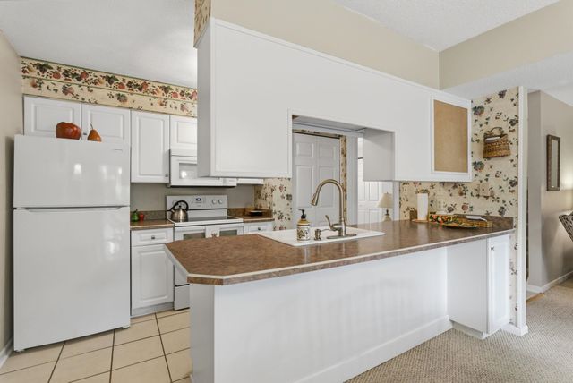 800 Egret Cir Apt 37, Little River, SC 29566