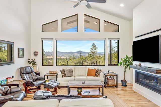 693 Ironwood Drive, Eagle Point, OR 97524