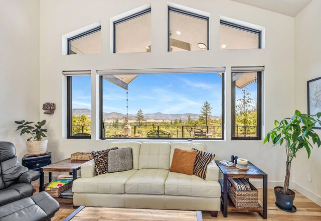 693 Ironwood Drive, Eagle Point, OR 97524