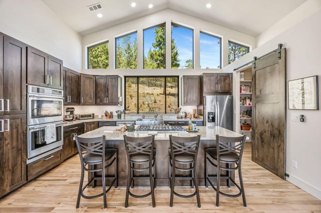 693 Ironwood Drive, Eagle Point, OR 97524