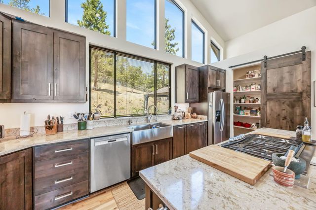 693 Ironwood Drive, Eagle Point, OR 97524