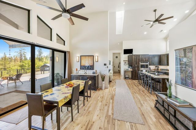 693 Ironwood Drive, Eagle Point, OR 97524