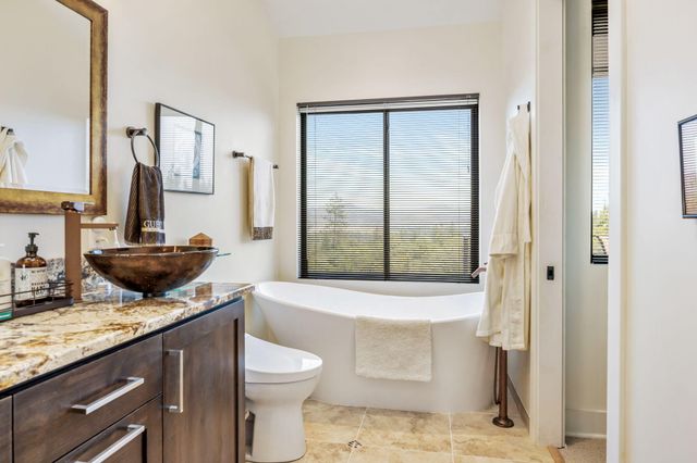 693 Ironwood Drive, Eagle Point, OR 97524