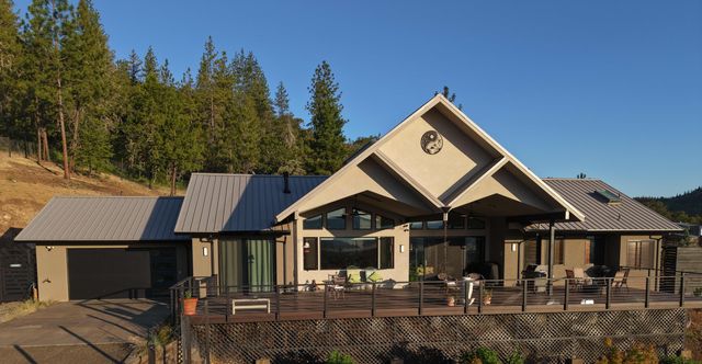 693 Ironwood Drive, Eagle Point, OR 97524