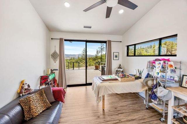 693 Ironwood Drive, Eagle Point, OR 97524