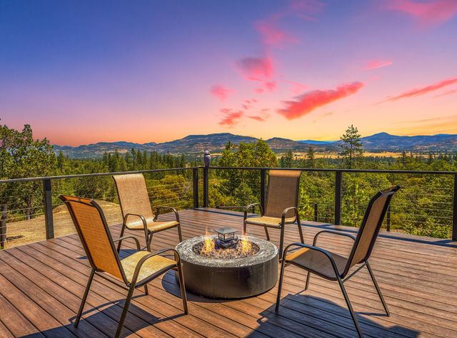 693 Ironwood Drive, Eagle Point, OR 97524