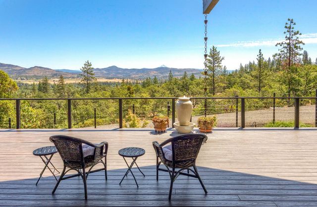 693 Ironwood Drive, Eagle Point, OR 97524