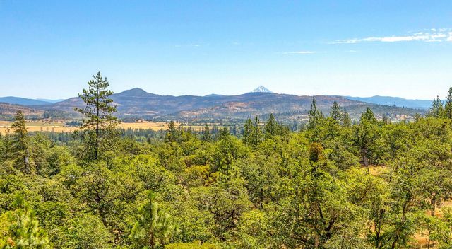 693 Ironwood Drive, Eagle Point, OR 97524