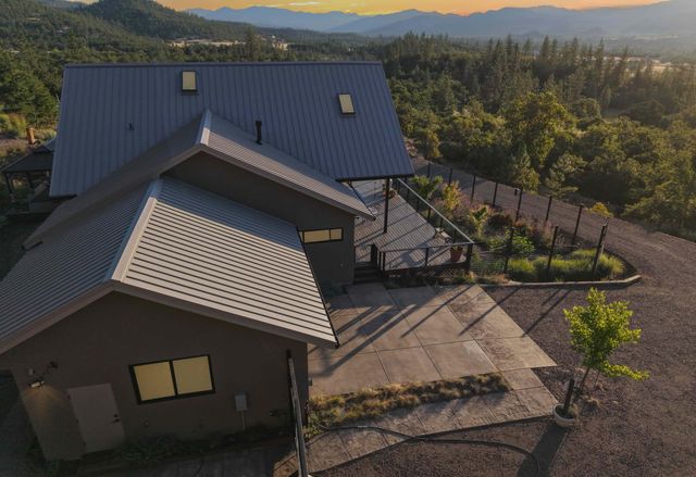 693 Ironwood Drive, Eagle Point, OR 97524