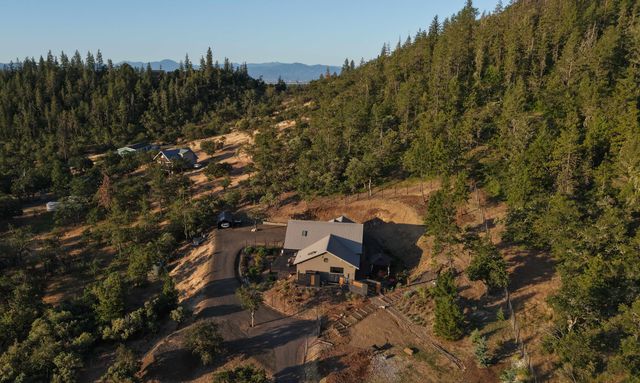 693 Ironwood Drive, Eagle Point, OR 97524