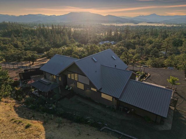 693 Ironwood Drive, Eagle Point, OR 97524