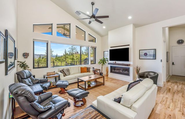 693 Ironwood Drive, Eagle Point, OR 97524