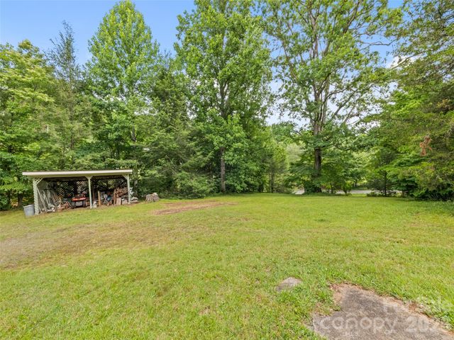 586 Olivet Church Road, Whittier, NC 28789