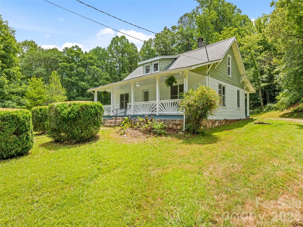 586 Olivet Church Road, Whittier, NC 28789