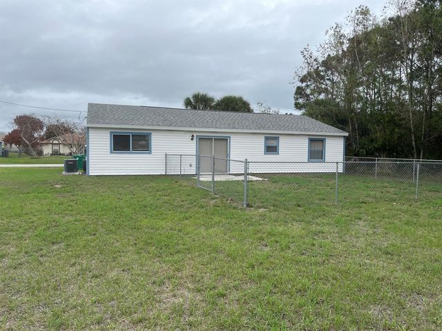 2122 SE Heathwood Circle, Port St. Lucie, FL 34952