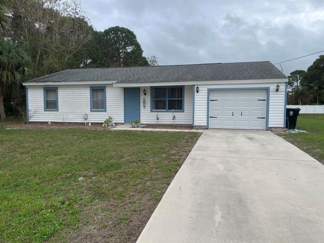 2122 SE Heathwood Circle, Port St. Lucie, FL 34952