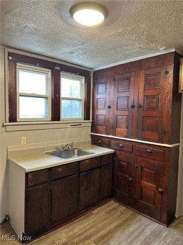 864 Forrest Drive, Akron, OH 44306