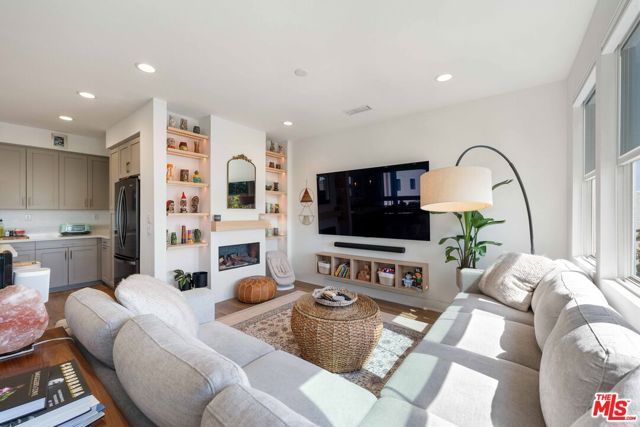 2911 Exposition Place 1, Los Angeles, CA 90018