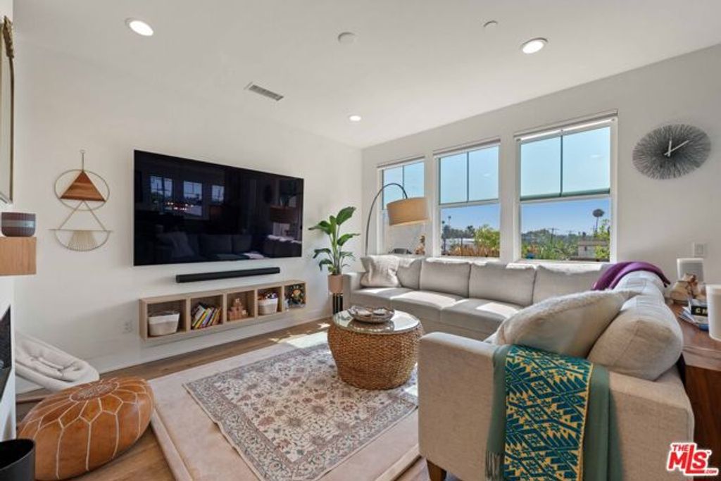 2911 Exposition Place 1, Los Angeles, CA 90018