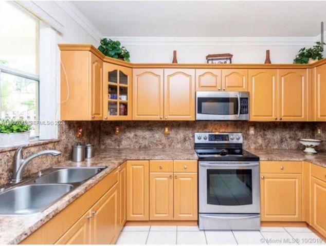 8135 NW 198th Ter, Hialeah, FL 33015