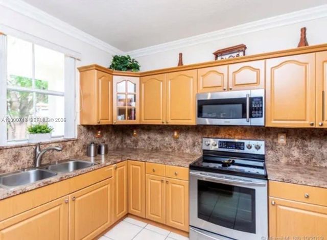 8135 NW 198th Ter, Hialeah, FL 33015