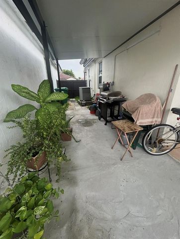 8135 NW 198th Ter, Hialeah, FL 33015