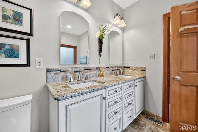 1350 Conway Oaks Drive, Chesterfield, MO 63017