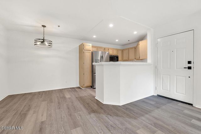 653 Oak Run Trail 109, Oak Park, CA 91377