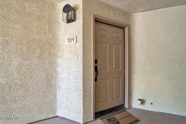 653 Oak Run Trail 109, Oak Park, CA 91377