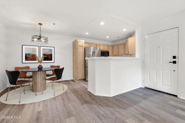 653 Oak Run Trail 109, Oak Park, CA 91377