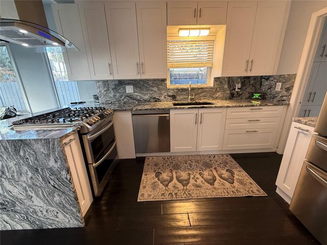 561 SE 3rd Ter, Pompano Beach, FL 33060