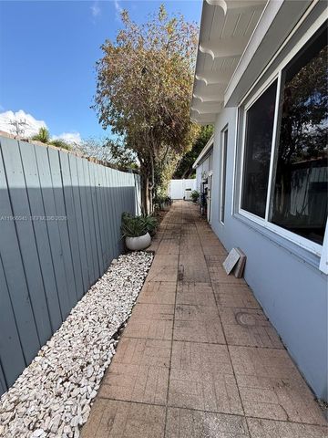 561 SE 3rd Ter, Pompano Beach, FL 33060