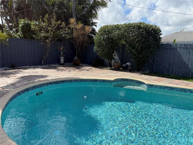 561 SE 3rd Ter, Pompano Beach, FL 33060