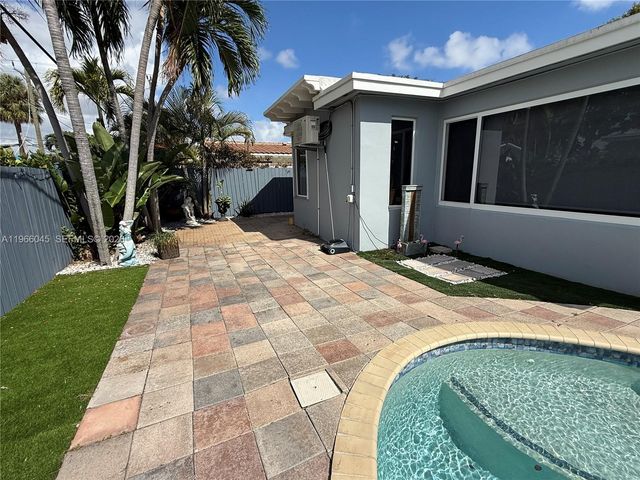 561 SE 3rd Ter, Pompano Beach, FL 33060