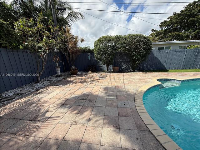 561 SE 3rd Ter, Pompano Beach, FL 33060