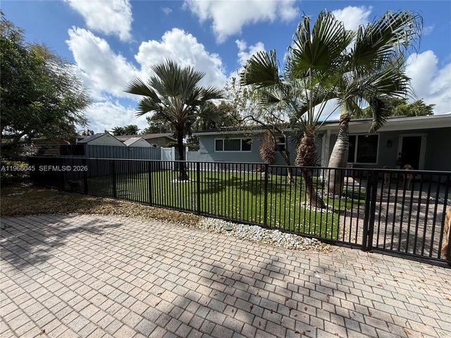 561 SE 3rd Ter, Pompano Beach, FL 33060