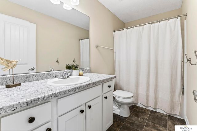 19875 L Street, Omaha, NE 68135