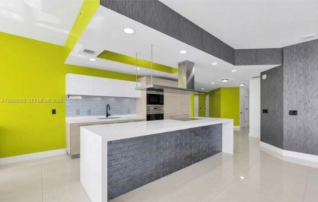 17111 Biscayne Blvd 909, North Miami Beach, FL 33160