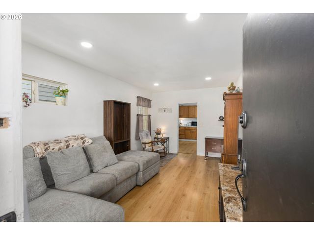 803 PACIFIC Ave, Kelso, WA 98626